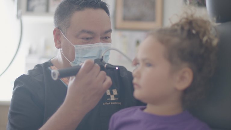 Listen up, the importance of ear health👂🏽 “If these hearing issues remain undiagnosed, they then go on to contribute to a sense of isolation, anxiety, and loss of cultural identity” - @DrGuyCameron from @HMRIAustralia & @Uni_Newcastle 🔗 hmri.org.au/news-article/l…