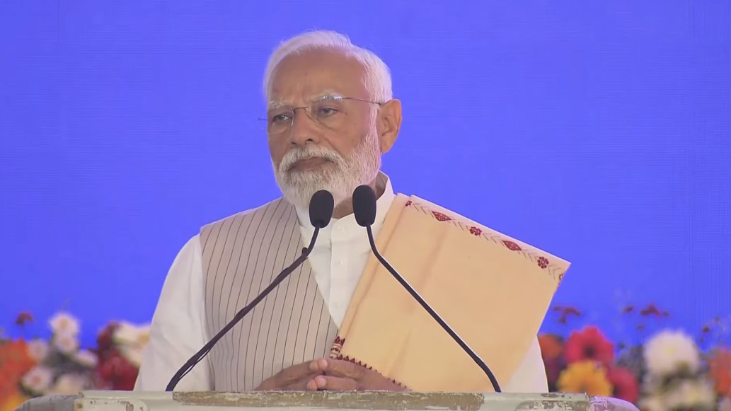 पश्चिम बंगाल हमारे देश के लिए पूर्वी द्वार का काम करता है। पूरब में इस द्वार से प्रगति की अपार संभावनाओं को प्रवेश हो सकता है।

इसलिए हमारी सरकार पश्चिम बंगाल में रोडवेज, रेलवेज, एयरवेज, मोटरवेज... आधुनिक कनेक्टिविटी के लिए काम कर रही है।

- पीएम <a href="/narendramodi/">Narendra Modi</a>