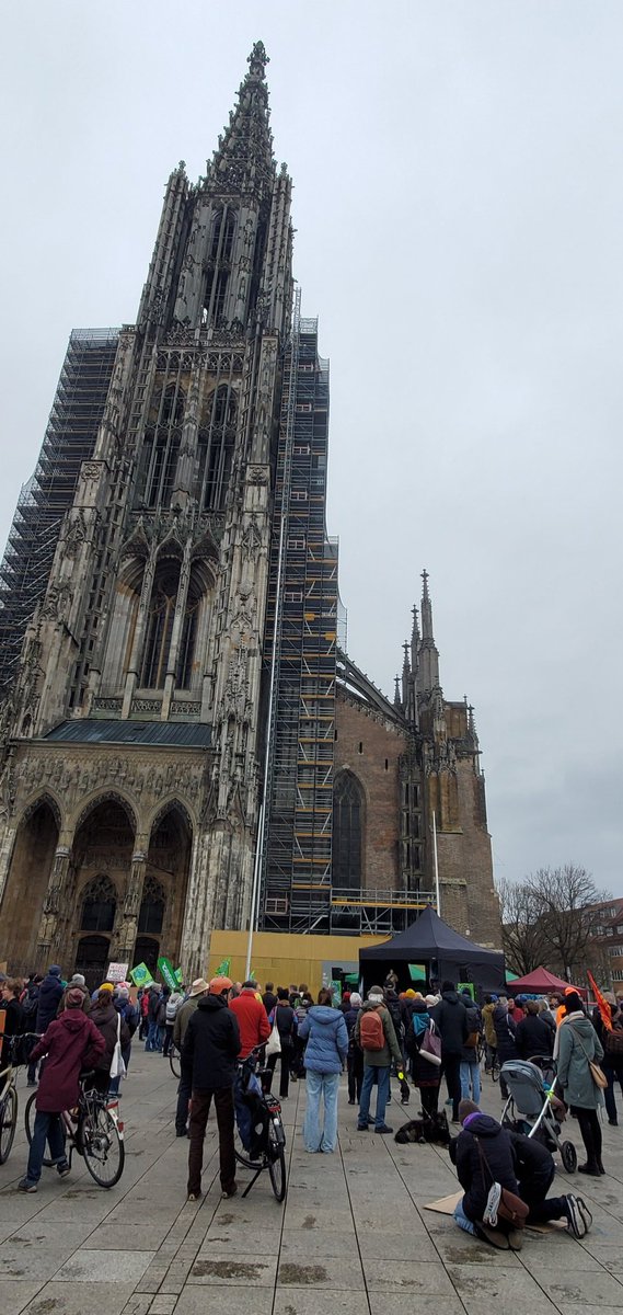 Wir waren gestern bei der #WirFahrenZusammen Demo in #Ulm selbstverständlich auch dabei, um für einen besseren ÖPNV zu kämpfen. Ab Juni hoffentlich direkt im Gemeinderat ✌️.
Wer erkennt unsere tollen Kandidat*innen?
Kleine Hilfe:
ulm.klimaliste-bw.de/team/