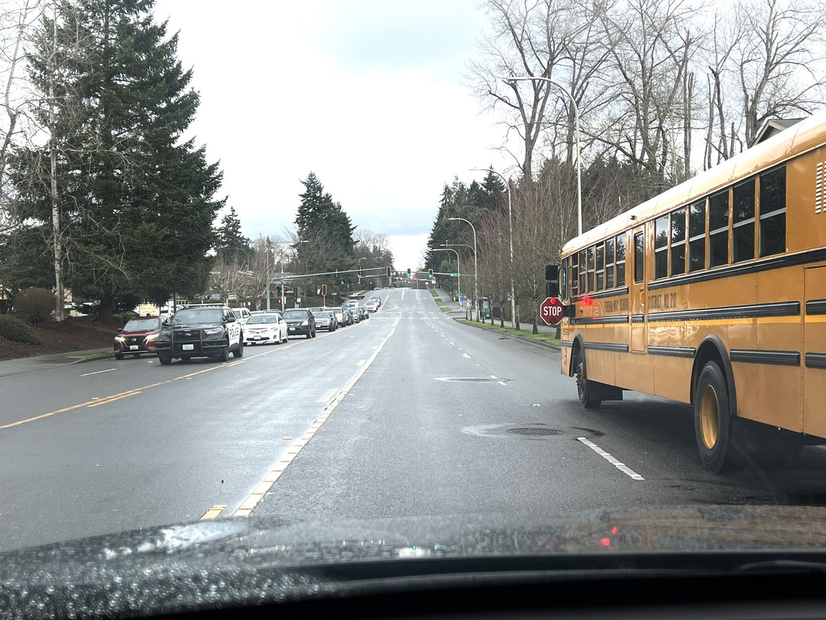 GwagDesigns's tweet photo. @FedWayPD what is happening here? The left 2 lanes don’t need to stop. https://t.co/MivBK4GnMT