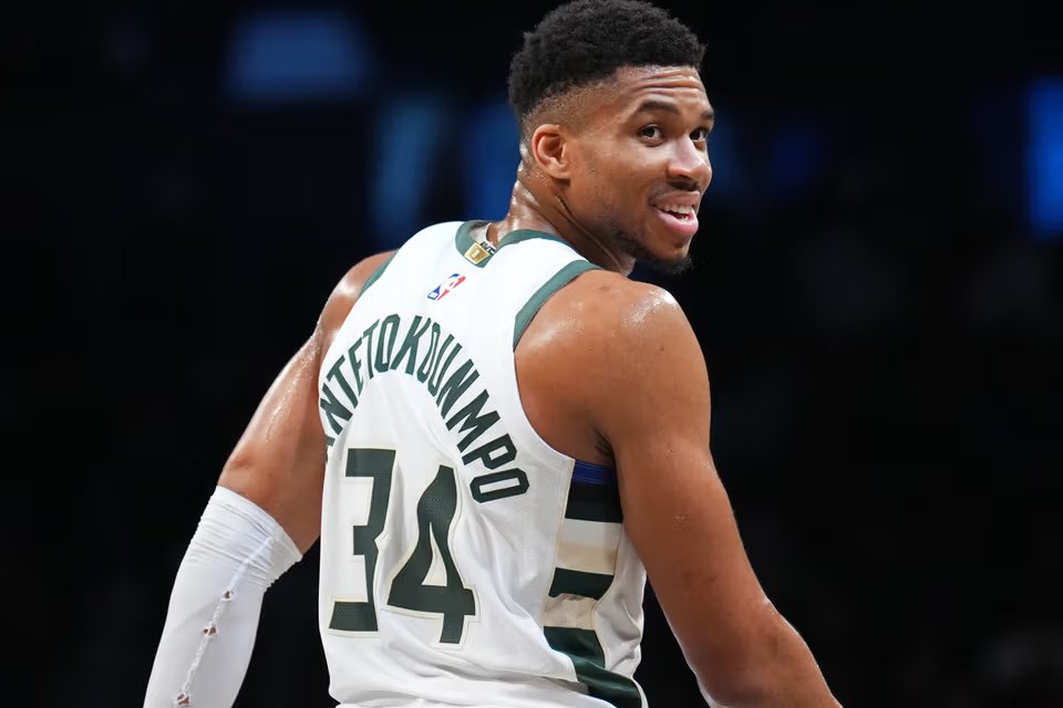 PolymarketHoops's tweet photo. Most career games in NBA history with
40+ PTS • 10+ REB • 70%+ FG:

16 — Wilt Chamberlain
15 — Shaquille O'Neal
14 — Giannis Antetokounmpo

Dominant. https://t.co/QboqmulL4v