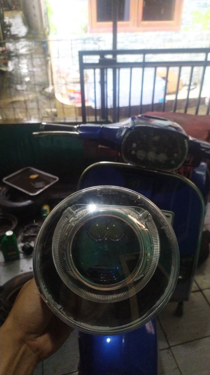 faffesta's tweet image. pulang night shift kamu ngapain? tidur? main sama teman²? berwisata? ah, mana main. kita juga tetap main sambil berkarya dan terus mencari cuan 😂 #biled #headlight #vespa