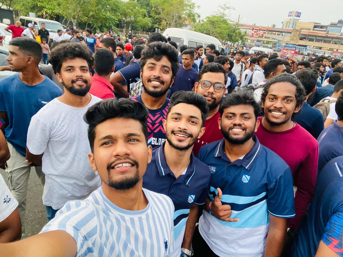 Azor_Ahai__00's tweet photo. ගාලු ආදරවන්තයන්ගේ සටනේ ප්රථම ධජය එසවූ වගයි...❤️🇳🇱
Richmond College 1st Flag...❤️🩵💙🇳🇱
119 Lover's Quarrel 2024 😍❤️
.
#richmondcollege #firstflag #galle https://t.co/UN9D33f48i