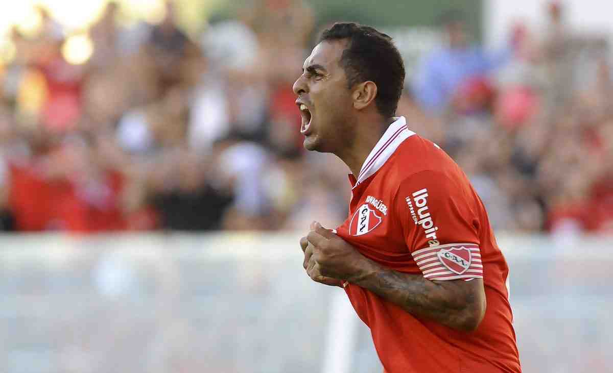 EscuderosCAI's tweet photo. El problema es que vos confundís Ídolo con Referente. Es muy jodido ser #Ídolo en un club tan grande como #Independiente . No alcanzan 2 títulos locales y un #hashtag positivo para serlo. 

Desde el comienzo del S. XXI han habido varios Referentes, empezando: 

Gaby Milito (campeón como jugador, volvió a retirarse en el club y aunque no le fue bien en la vuelta no desacredita su sentido de pertenencia) también fue DT en esta etapa. 

Rolfi Montenegro es otro referente del S.XXI (máximo goleador de la época, fue campeón y figura en el torneo local, jamás perdió un clásico y volvió en el peor momento pudiendo ir a Huracán u otros clubes para ser figura de la remontada) 

Cuqui Silvera es otro referente de esta instancia, consiguiendo algo que ningunl de los ‘Ídolos’ de rasin (ni el propio club ha conseguido en ¡35 años) que es ser campeón (y goleador) del torneo Local y Campeón Internacional (también siendo clave para dicho logro). 

Pero no le vamos a hacer una calle al Cuqui por eso 🤣 

Nicolás Tagliafico supo convertirse también en referente de época. Jugando 3 años en el club (no es común hoy por hoy) finalizando su ciclo como Capitán y Campeón ante el Flamengo en el Maracaná (varios siguen intentando y no pueden lograr ni una cosa ni la otra). 

Después hay casos más controversiales y depende a qué hincha de CAI consultes. El tema referentes (a diferencia de los ídolos) es muy subjetivo. 

Algunos dirán que Aguero es otro gran referente por ser surgido del club, su prestigio y nivel internacional, haberse convertido en la venta más importante y haber donado junto a G.Milito el predio de entrenamiento. Para otros no lo será por no haber vuelto. Aunque al parecer quedan páginas por escribirse. 

Campaña y Mancuello tienen casos similares. Varios años en el club con buenos rendimientos llevándolos a capitanes y algunos títulos. 

Pero nadie jamás pondría a Marcone (por más fanático que sea) como el ‘máximo Ídolo del S.XXI en Independiente. Se valora, se lo respeta y se le desea lo mejor. Todavía corre detrás de todos los mencionados. 

Aunque es Curioso esto viniendo de gente que tiene de Ídolos a: PILLUD, D.MIJITO, ÚBEDA y coreaba a Lugüercio 🤣