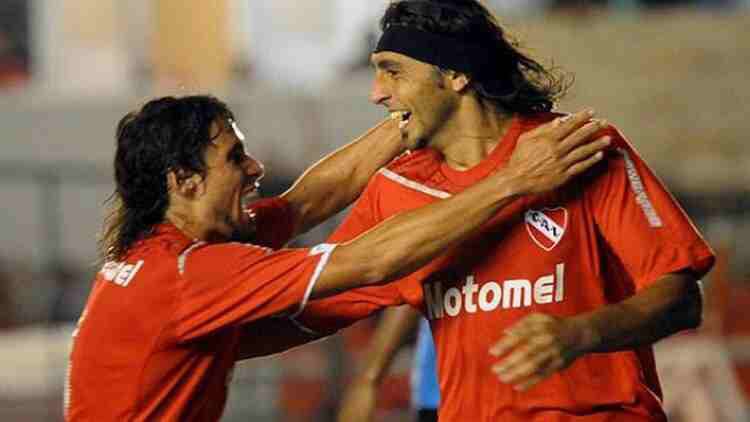 EscuderosCAI's tweet photo. El problema es que vos confundís Ídolo con Referente. Es muy jodido ser #Ídolo en un club tan grande como #Independiente . No alcanzan 2 títulos locales y un #hashtag positivo para serlo. 

Desde el comienzo del S. XXI han habido varios Referentes, empezando: 

Gaby Milito (campeón como jugador, volvió a retirarse en el club y aunque no le fue bien en la vuelta no desacredita su sentido de pertenencia) también fue DT en esta etapa. 

Rolfi Montenegro es otro referente del S.XXI (máximo goleador de la época, fue campeón y figura en el torneo local, jamás perdió un clásico y volvió en el peor momento pudiendo ir a Huracán u otros clubes para ser figura de la remontada) 

Cuqui Silvera es otro referente de esta instancia, consiguiendo algo que ningunl de los ‘Ídolos’ de rasin (ni el propio club ha conseguido en ¡35 años) que es ser campeón (y goleador) del torneo Local y Campeón Internacional (también siendo clave para dicho logro). 

Pero no le vamos a hacer una calle al Cuqui por eso 🤣 

Nicolás Tagliafico supo convertirse también en referente de época. Jugando 3 años en el club (no es común hoy por hoy) finalizando su ciclo como Capitán y Campeón ante el Flamengo en el Maracaná (varios siguen intentando y no pueden lograr ni una cosa ni la otra). 

Después hay casos más controversiales y depende a qué hincha de CAI consultes. El tema referentes (a diferencia de los ídolos) es muy subjetivo. 

Algunos dirán que Aguero es otro gran referente por ser surgido del club, su prestigio y nivel internacional, haberse convertido en la venta más importante y haber donado junto a G.Milito el predio de entrenamiento. Para otros no lo será por no haber vuelto. Aunque al parecer quedan páginas por escribirse. 

Campaña y Mancuello tienen casos similares. Varios años en el club con buenos rendimientos llevándolos a capitanes y algunos títulos. 

Pero nadie jamás pondría a Marcone (por más fanático que sea) como el ‘máximo Ídolo del S.XXI en Independiente. Se valora, se lo respeta y se le desea lo mejor. Todavía corre detrás de todos los mencionados. 

Aunque es Curioso esto viniendo de gente que tiene de Ídolos a: PILLUD, D.MIJITO, ÚBEDA y coreaba a Lugüercio 🤣
