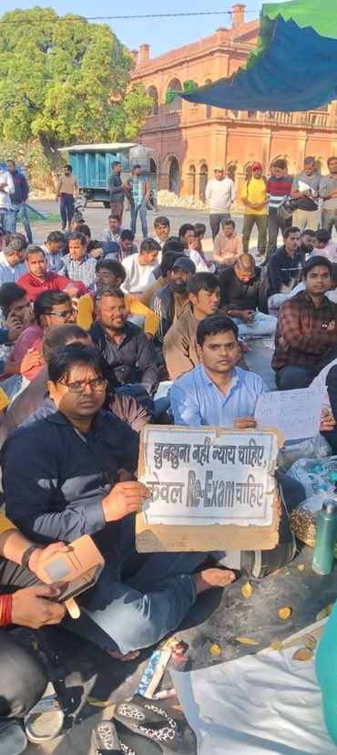 RD_CHOUDHARY07's tweet photo. #uppsc_announce_ROARO_reexam
#We_Want_Reexam_Reexam
Young people connected to RO/ARO are demanding a fair ReExam, but in return what they got only misery and being beaten with sticks.

 @UPGovt plz
Re-Exam of RO-ARO which paper was leaked. @RD_CHOUDHARY07 https://t.co/GalCUSTCwR