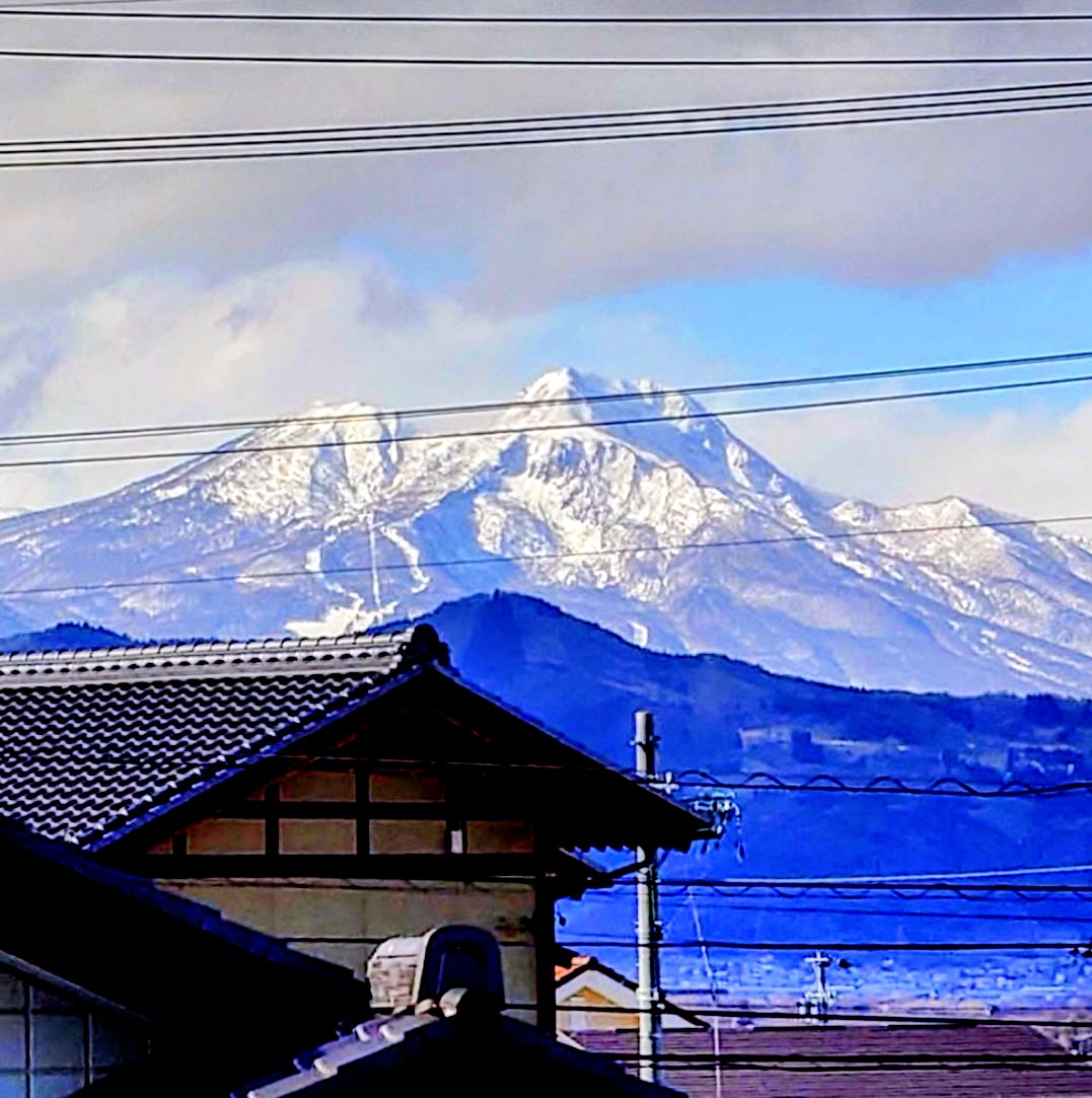 人生初のマッチのコンサート🥰🎵快晴で妙高山もくっきり🏔️隣県なのにこうも天気が違う😅楽しみます！🎵
#近藤真彦　#須坂市文化会館