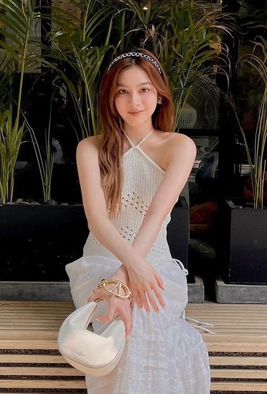 allinprim's tweet photo. She radiates first love vibe🥹🤍
#primiily #Loeweflamenco #ValentinoSpring24 https://t.co/wPO7cFaCik