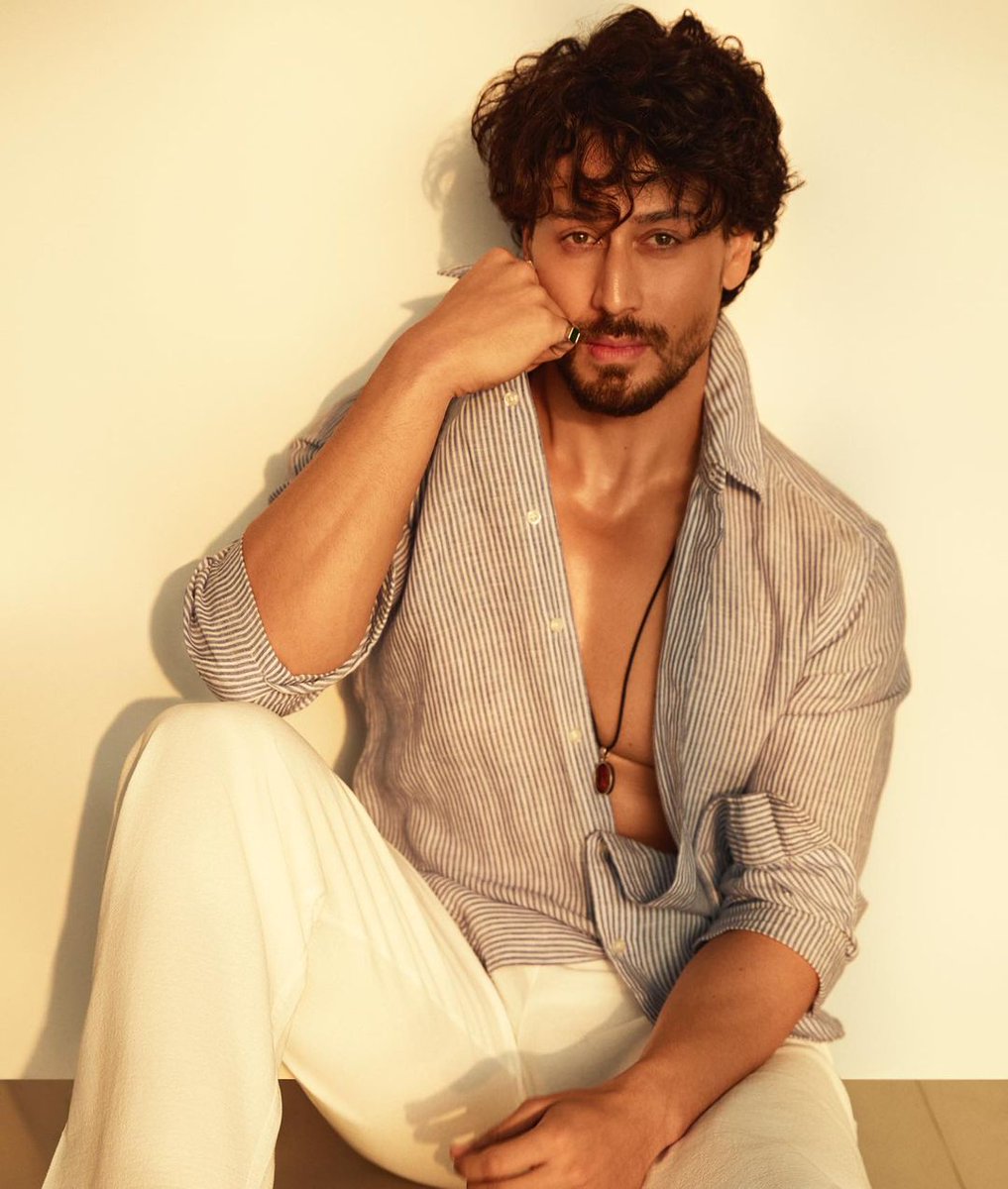 navodayatimes13's tweet photo. 🌟 Happy Birthday to Bollywood's ultimate action icon, #TigerShroff! Your dedication to your roles and your fans is unmatched. Keep rocking the silver screen with #TheTigerEffect! 🐾✨ #HappyBirthdayTigerShroff https://t.co/m5C1bh4Yj7