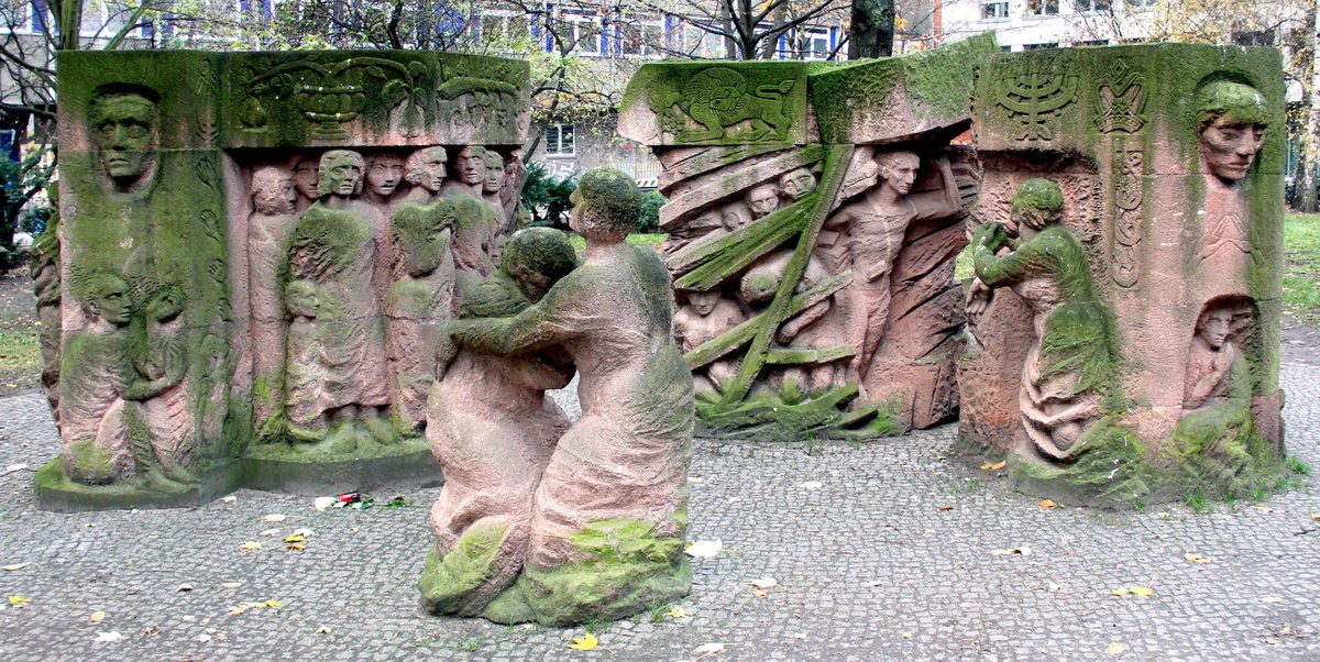 Around this day in 1943, Berlin. The Rosenstrasse Protest. Non-Jewish wives successfully protesting against the deportation of their Jewish husbands. The 'Block der Frauen' (Band of Women) Memorial. #Zivilcourage #MoralCourage