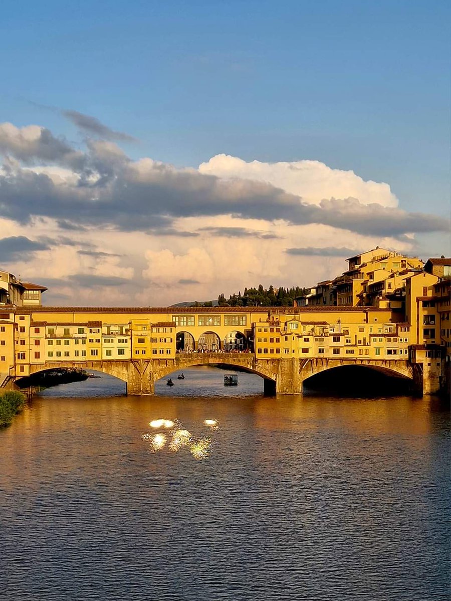 🇮🇹 Ponte Vecchio, Firenze, Toscana
📷 Eugenio Giacomelli

#pontevecchio #firenze #florencia #toscana #ponte #vecchio #river #colors #reflection #beautiful #magic #beautifulday #trip #goodmorning #travel #travelplace #instagood #photooftheday #travelphoto #italy #italyintheheart