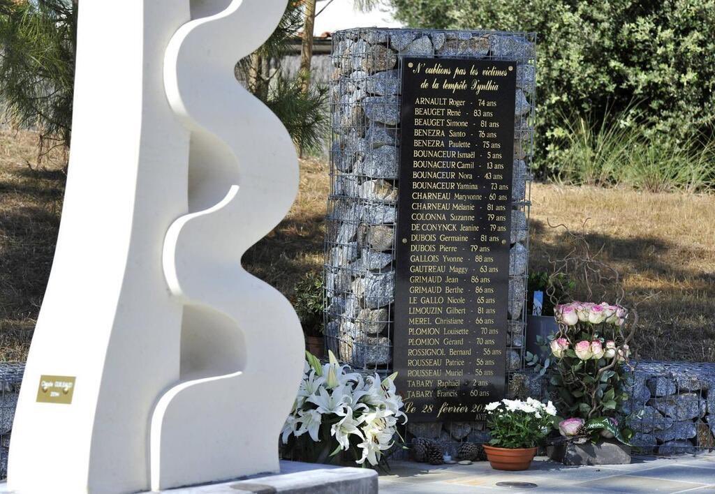 LaurentHuger's tweet photo. Xynthia

La cérémonie de commémoration à la mémoire des victimes de la tempête Xynthia se tiendra ce dimanche 3 mars à 11h, au départ du parking place du Colonel Beltrame.

Ce rassemblement sera suivi d'une marché silencieuse le long de la rive du Lay vers l'emplacement du lieu de commémoration.
