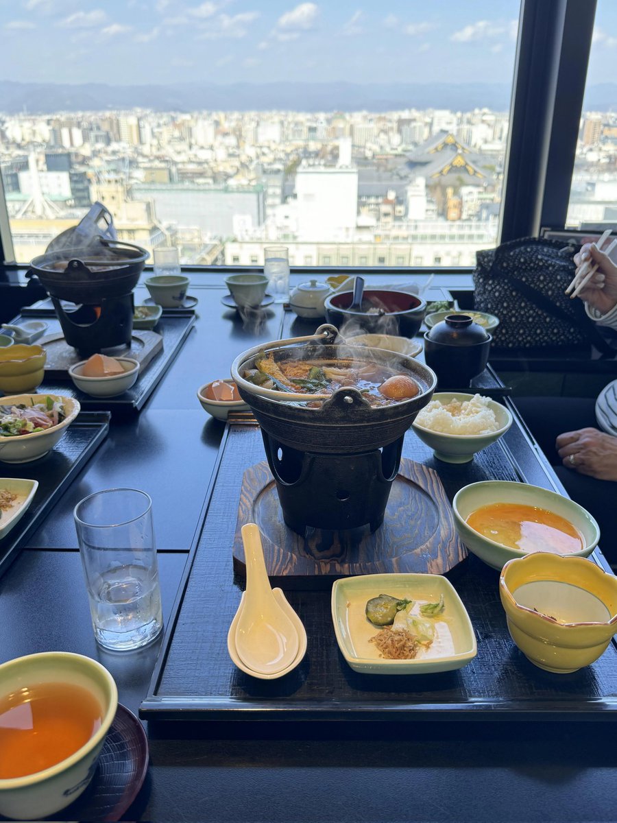 🍣 Sukiyaki with a view of Kyoto. Moritaya restaurant on the top floor of Isetan department store

#Japanesefood #sukiyaki #japanesecusine #kyoto #istean #departmentstore #Japan #foodie #sukiyakibeef #sushi #japaneseeats #hotpot #foodstagram #kansai