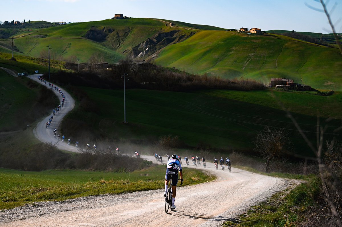 amantes_cycling's tweet photo. Estamos ante una de las grandes carreras del año. Los paisajes toscanos, con sus tramos de sterrato y colinas, precederán al apoteósico final en cuesta que desemboca en el Campo de Siena, una de las plazas más bellas del mundo. 

📺 14:00
🏁 +/- 16:00 
📏 215 KM
⭐ 71 KM Gravel https://t.co/e7zv8VRMa1