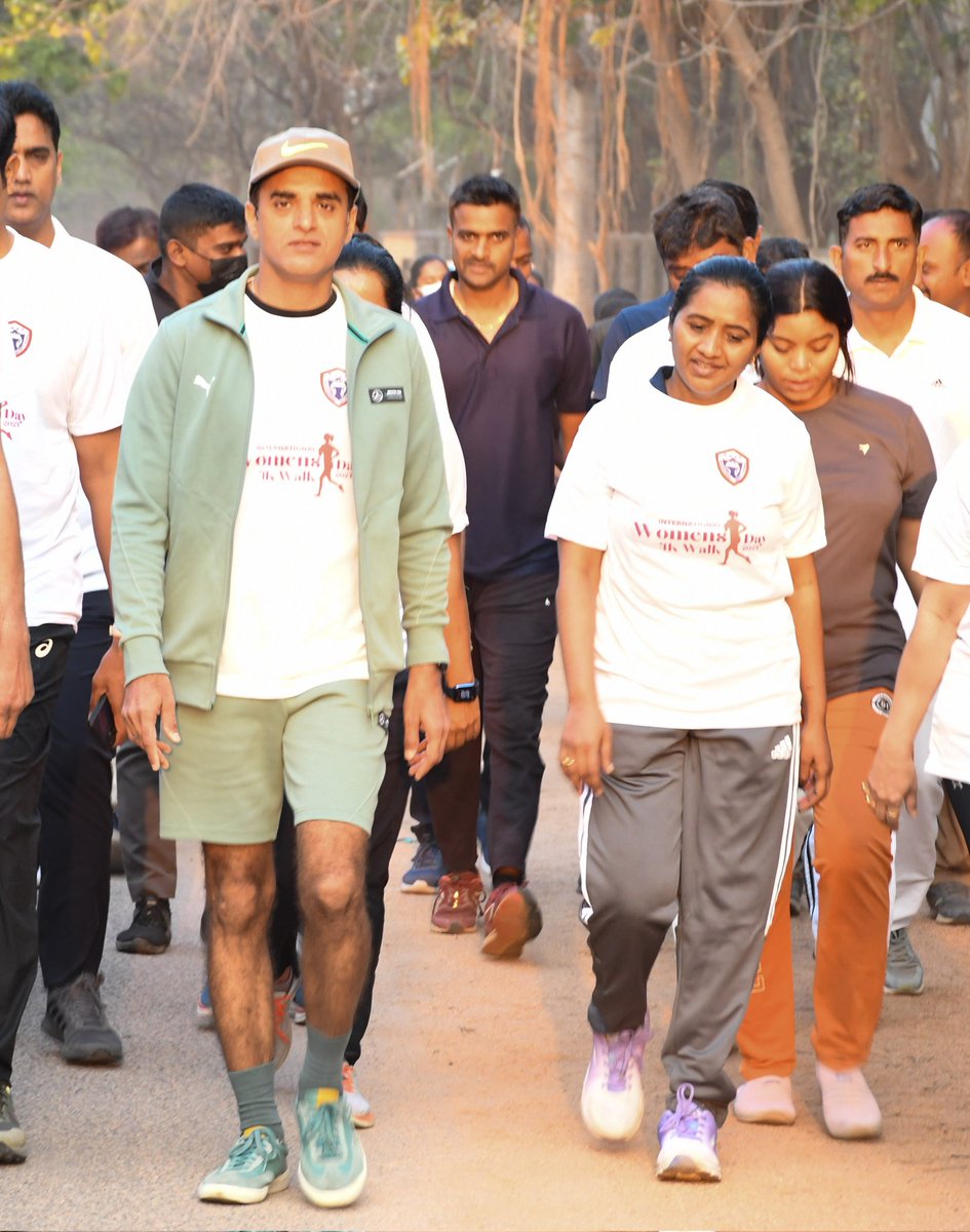 DeccanChronicle's tweet photo. Rachakonda commissioner of police Tarun Joshi flags off the international women's day 4 k run at ECIL on Saturday. @RachakondaCop
#RachakondaPolice #InternationalWomensDay #4kRun #Hyderabad https://t.co/2aeknsmkUz