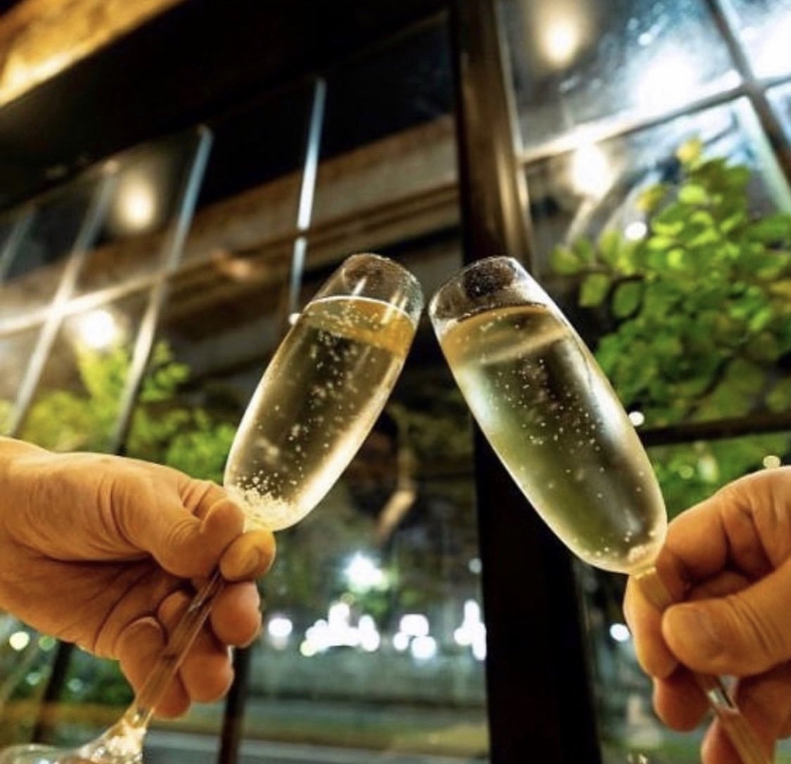 cheers_princess's tweet photo. お洒落空間でcheers🥂✨

ワインやカクテル、ソフトドリンクも、
ドリンクメニュー幅広くたくさんご用意してます🤍

可愛いテーブル、お洒落な内装のなかで
大切な人と乾杯を🥂✨ https://t.co/LJrJmDvVw2