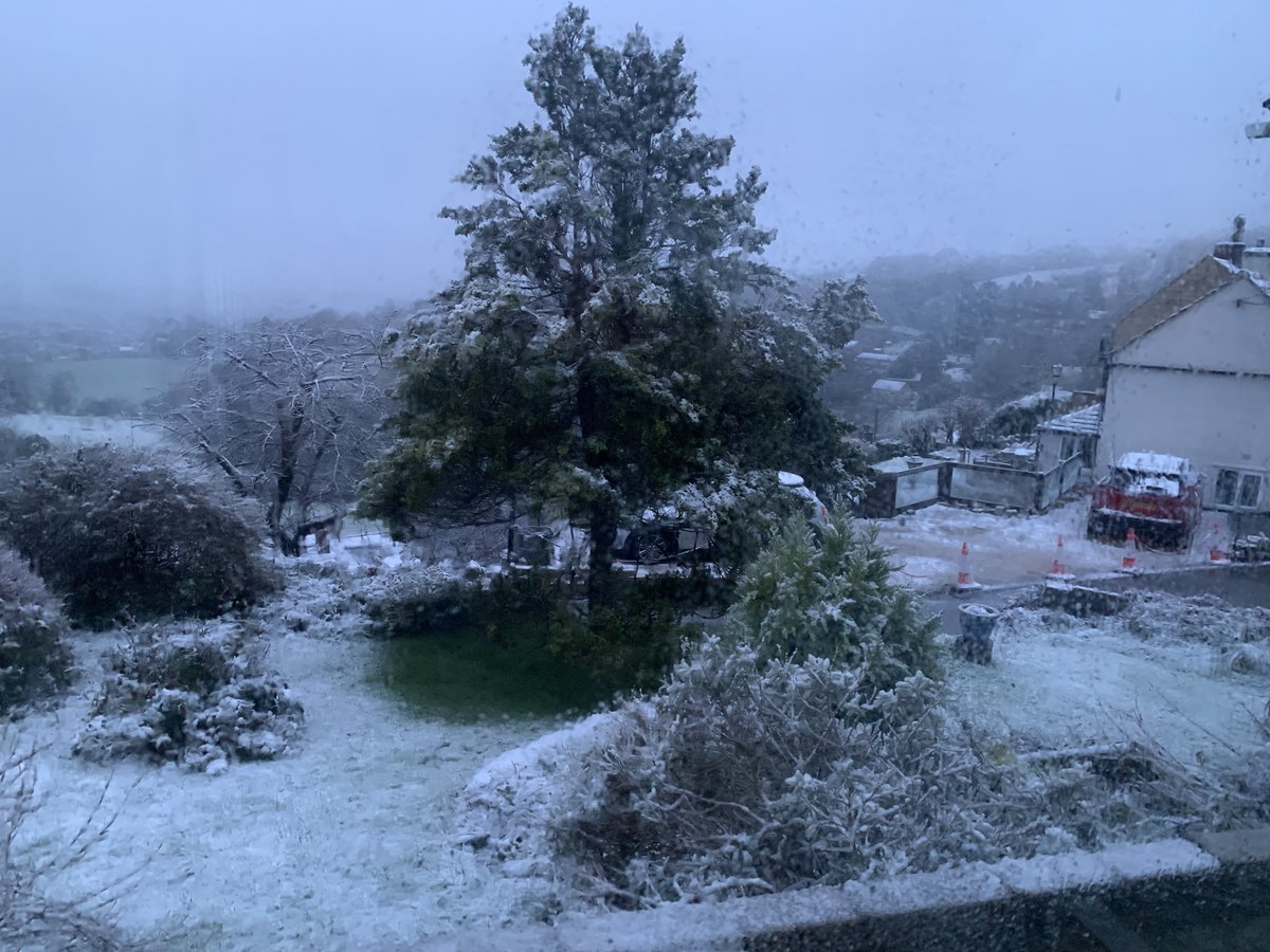 newmanwebdesign's tweet photo. A snowy March morning here in the Cotswolds, near Stroud in Gloucestershire #uksnow #loveukweather https://t.co/DdiLRnYE6F