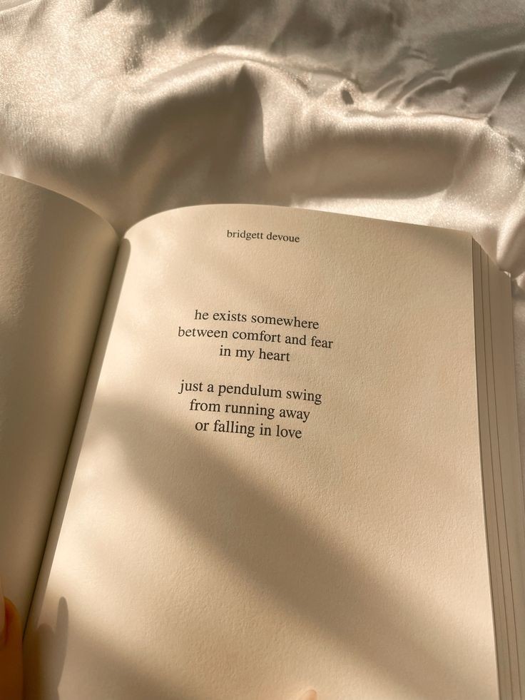 scarlettwants's tweet photo. Staying cosy and reading https://t.co/wnPhrmE6LP