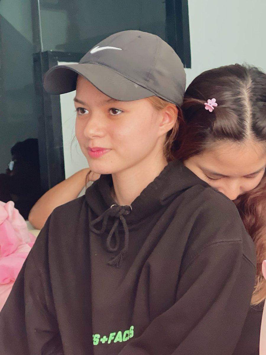 IamJGruuu's tweet photo. 🗣️: who is more clingy? 
🌷: Becky 
🧚🏼: chaii 
Meanwhile Pnam: … 📸🤳🤐🧐🫣

#FreenBecky #ฟรีนเบค 
#GIRLFREEN #Beckysangels https://t.co/X7cdzxMDmH