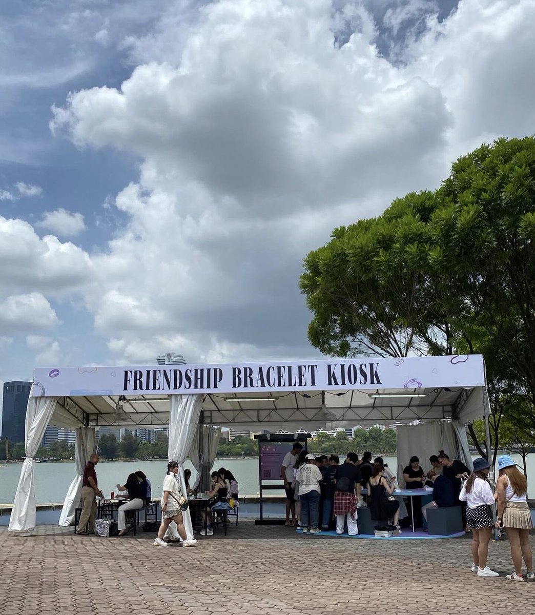 TSTheErasTourSG's tweet photo. 📸 | A friendship bracelet kiosk has been set up outside the stadium! 

ITS FREE TOO! 

#SingaporeTSTheErasTour https://t.co/TasQzTeMAC