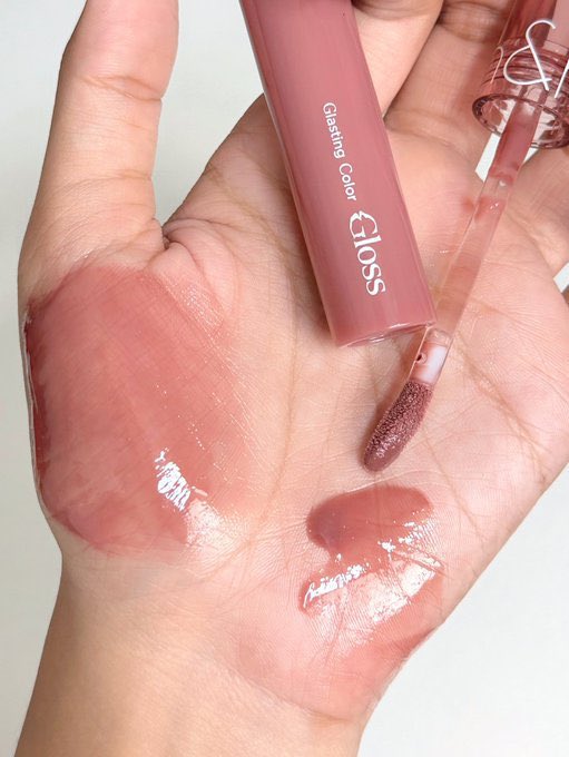 reviewchoey's tweet photo. rom&amp;nd glasting color gloss สี 06 เลยย✨ ลิปโทนน้ำตาลที่สวยมากก น้ำตาลนู๊ดที่ดูแพงสุดๆ ทาแล้วปากฟูฉ่ำตะโกนเลย ไม่หนึบปากด้วย ชอบสีนี้ม้ากก ทาวันไหนโดนถามสีลิปตลอด

📍พิกัด : https://t.co/cT2N3L6XCa https://t.co/EOyQQR4bht