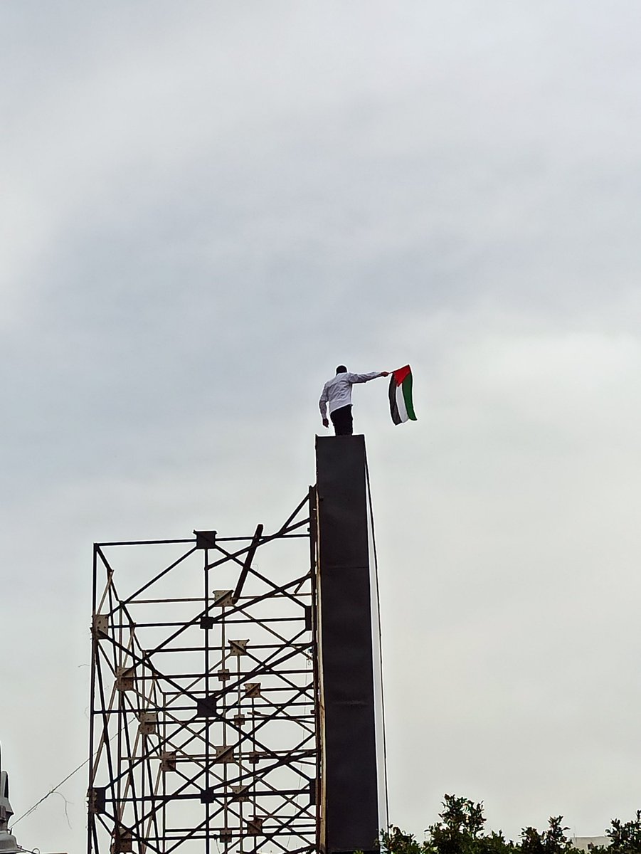 ERC_egy's tweet photo. في #الإسكندرية أمس صعد شاب فوق لوحة إعلانية كبيرة في سيدي جابر رافعاً علم #فلسطين. تجمع حوله المارة وجاءت الشرطة والمطافي وأنزلوه رغماً عنه وضربوه ثم اختطفوه. الذين شهدوا الواقعة ي��رفون أنه لم يرتكب جريمة فلماذا لم يتحرك منهم أحد ليخلصه من يد الأمن؟ لماذا السلبية #حق_طالبة_العريش https://t.co/v0bSJdIDzO