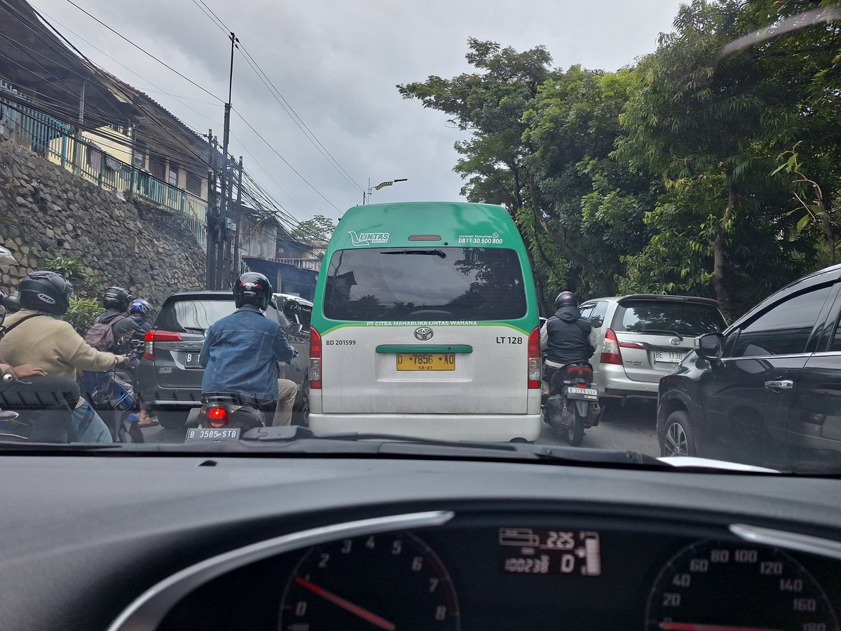 bondry's tweet photo. @RadioElshinta @TMCPoldaMetro @restrodepok  dari jln lenteng agung, jaksel kearah margonda depok, macet total . https://t.co/MqYnbShJoK