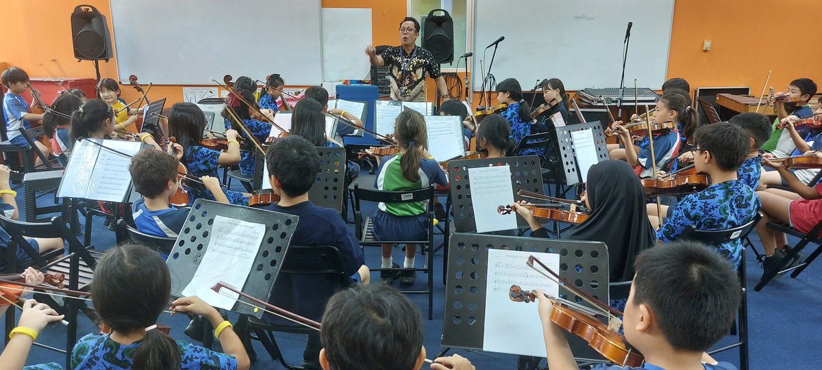 Pathway Primary String Orchestra Open Day <a href="/bsj_jkt/">British School Jakarta</a> on Friday 1 March 2024 attended by parents of primary students who took part in the practice process until the students succeeded in performing the music in its entirety.
