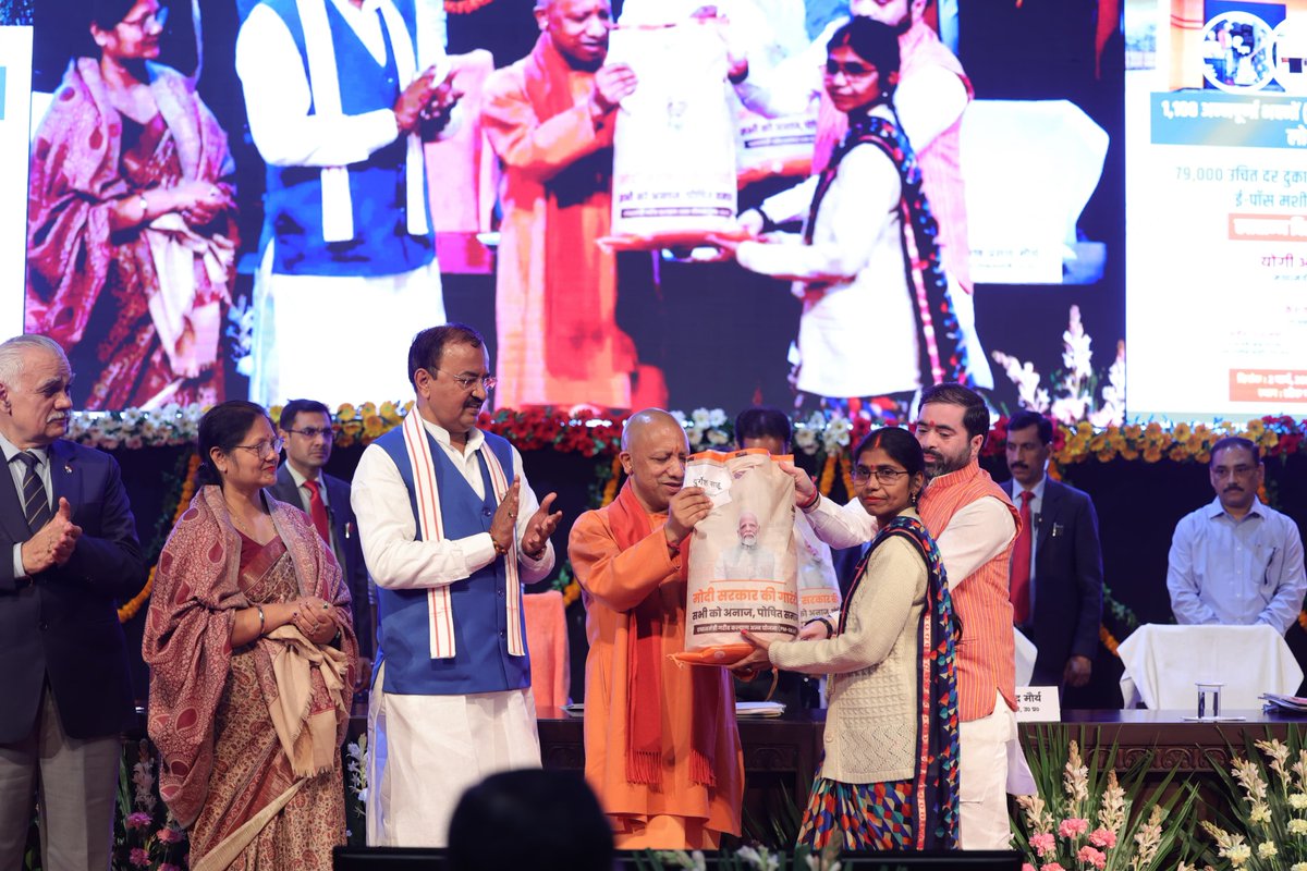 CMOfficeUP's tweet photo. #UPCM @myogiadityanath ने आज जनपद लखनऊ से 1,100 अन्नपूर्णा भवनों (मॉडल उचित दर दुकानों) का लोकार्पण एवं 79,000 उचित दर दुकानों पर ई-वेइंग स्केल लिंक्ड ई-पॉस मशीनों के माध्यम से खाद्यान्न वितरण का शुभारंभ किया।

इस अवसर पर मुख्यमंत्री जी ने कहा कि प्रधानमंत्री श्री @narendramodi जी के संकल्प के अनुसार आज प्रदेश में बिना भेदभाव शासन की लोक कल्याणकारी योजनाओं का लाभ हर गरीब को मिल रहा है।