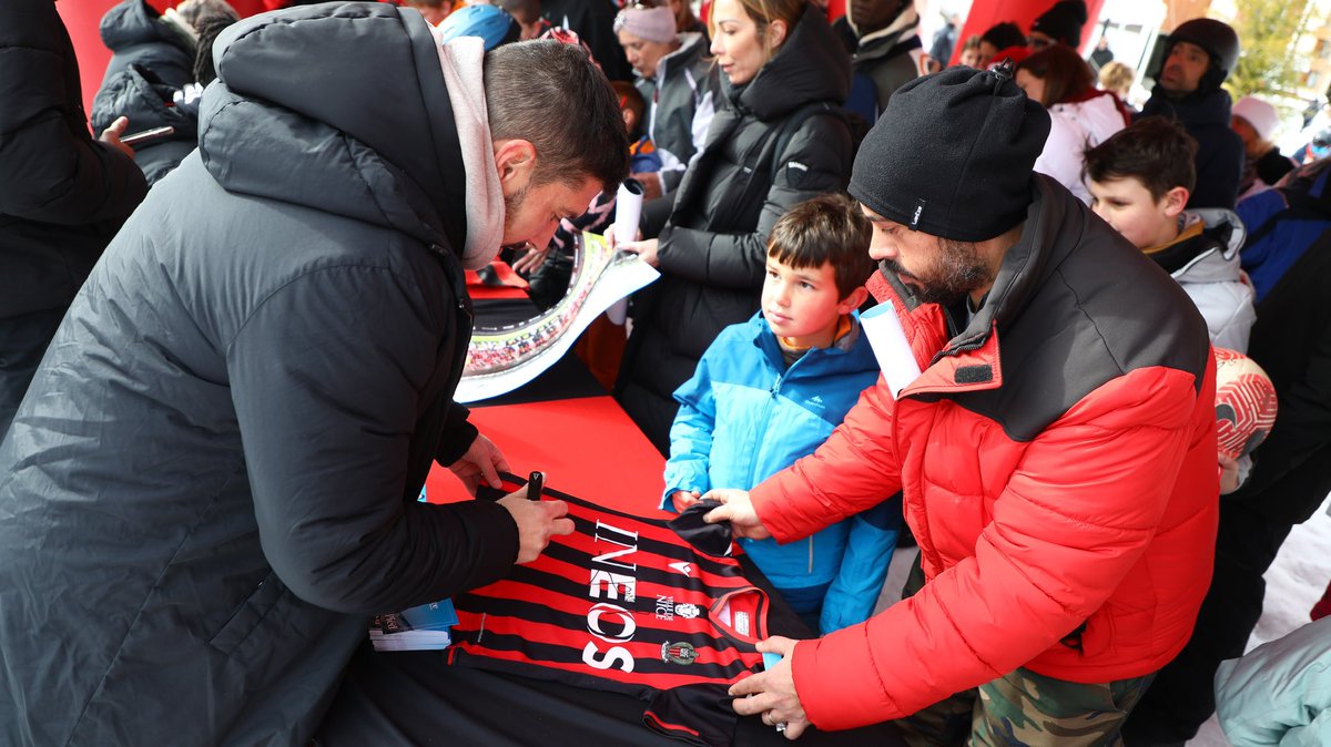 Toujours un plaisir de rencontrer, discuter et se remémorer des souvenirs avec les supporters de l'@ogcnice ❤️⚫️ C'était mercredi dernier dans la magnifique station de ski de @VALBERGAlpesSud ❄️ Je vous souhaite à tous un bon Week-end ✨ Jérémy