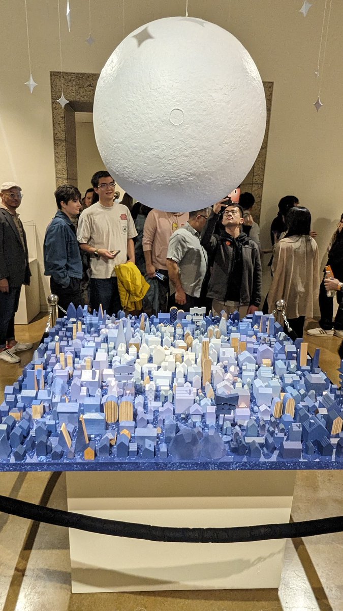 _bladeprincess's tweet image. I went to the Biennale 5 opening and it was AMAZINGG!!! The art is awesome 🥹🥹 #giantrobot
