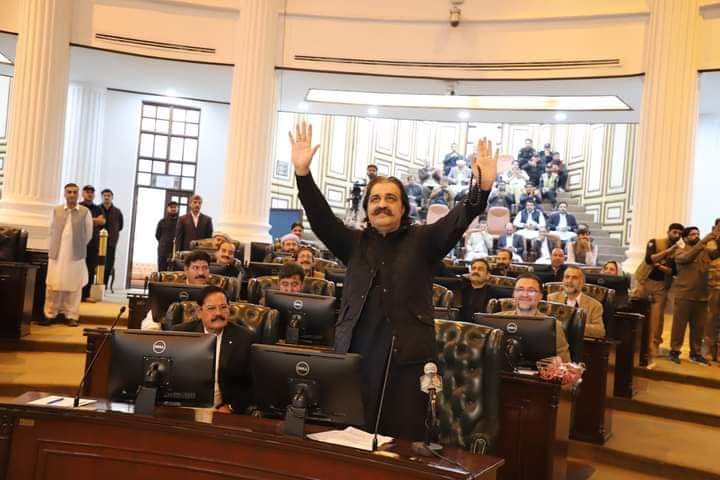 iamanmolsheraz's tweet image. وزیر اعلی خیبر پختونخواہ نان کسٹم پیڈ گاڑی کی طرح ہے، جو کہ اٹک کے اس پار نہیں جا سکے گا۔
#AliAminGandapur