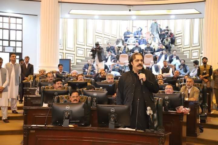 iamanmolsheraz's tweet image. وزیر اعلی خیبر پختونخواہ نان کسٹم پیڈ گاڑی کی طرح ہے، جو کہ اٹک کے اس پار نہیں جا سکے گا۔
#AliAminGandapur