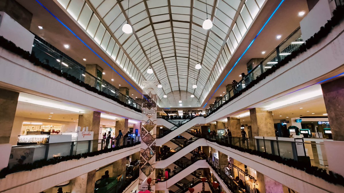 Desde hace 3 años soy vigilante nocturno en un centro comercial. Paso parte de las noches en la sala de control, mirando las 28 pantallas que me muestran las galerías y el interior de los establecimientos. Y una noche más, escucho algo que procede de la tienda de juguetes>>>
