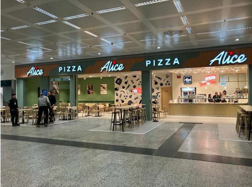 VolaMalpensa's tweet photo. #AlicePizza ha aperto un punto vendita al Terminal 1 dell’aeroporto di #Malpensa nella zona arrivi in prossimità dell'uscita A Schengen.
L’apertura è frutto di un accordo annunciato lo scorso agosto, con #ChefExpress
#food #pizza #aeroporto #mxp #avgeek https://t.co/LrkE6AKBNb