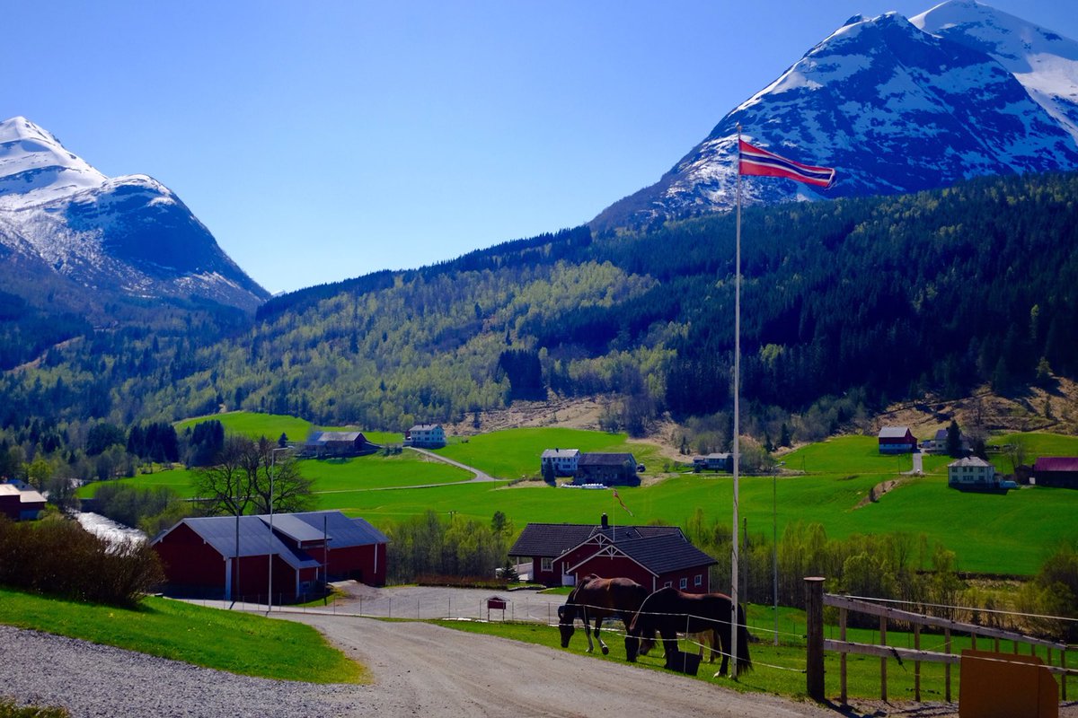 _michal_sz's tweet photo. Norwegia. Szwajcaria. Podhale.
Dlaczego my sami sobie to robimy?! https://t.co/amnvlgiVFl