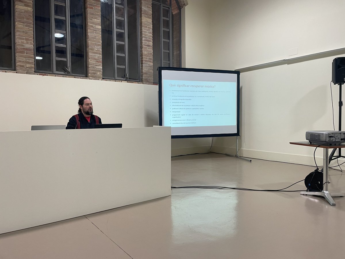 Lluis7casetes's tweet photo. Un plaer sempre escoltar David Matheu parlant de les partitures de Pedrell, destancant que només coneixem un 5-10% però personalment valorant que dues de les que van sortir a la conferència les he pogut cantar les passades edicions del festival #protofest #felippedrell #tortosa https://t.co/2XZ7zVEl1h