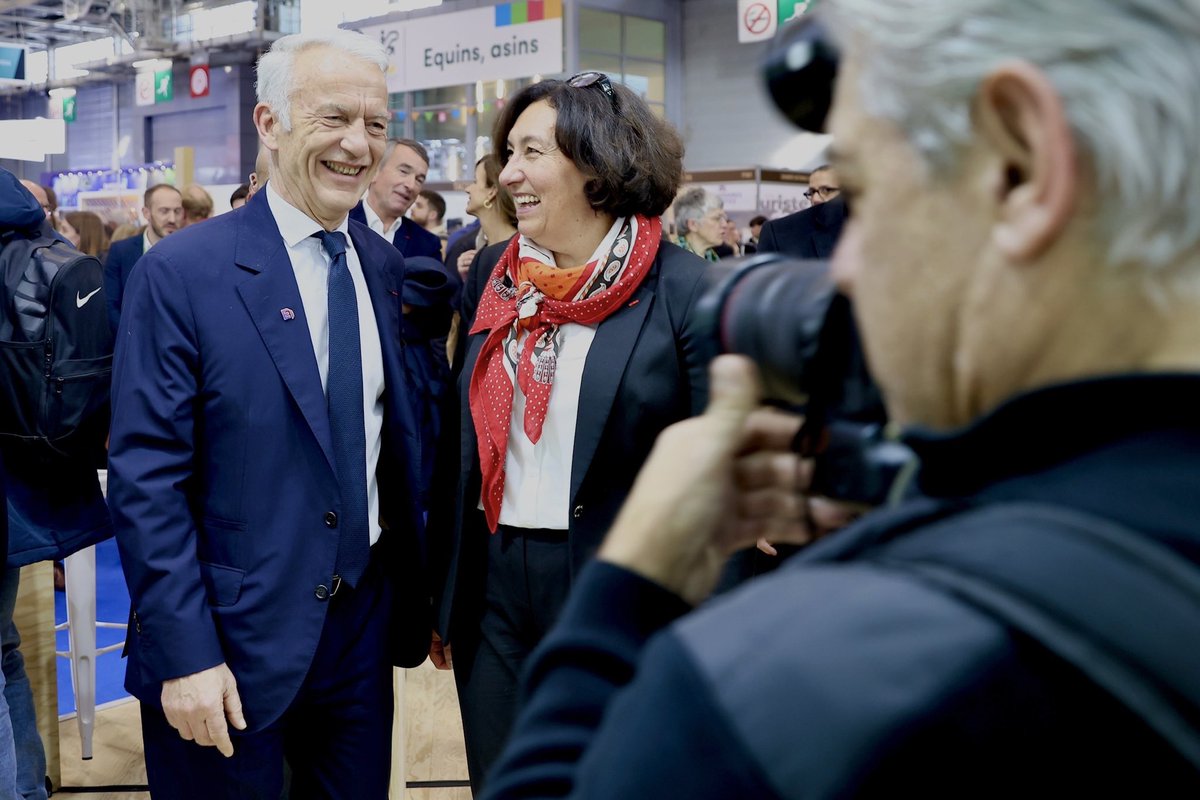 Merci <a href="/PatrickMartin_1/">Patrick Martin</a>, ainsi qu’à votre délégation <a href="/medef/">Mouvement des Entreprises de France</a>, de votre visite sur le stand <a href="/GRDF/">GRDF</a> au #SIA2024.
D’ici 2030, décarboner efficacement passe par + de #GazRenouvelables, une filière portée majoritairement par les agriculteurs français. #Biométhane #Agriculture #Energie