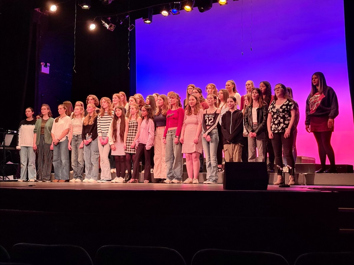 HuntSchoolMusic's tweet photo. Wonderful evening at York Community Choir Festival last night. Thanks to everyone who came to support us. @HuntingtonYork @yorkmusichub @CHYouthChoir @YorkPhilChoir @natyouthchoir @ifagiolini https://t.co/e4nC9tql7S