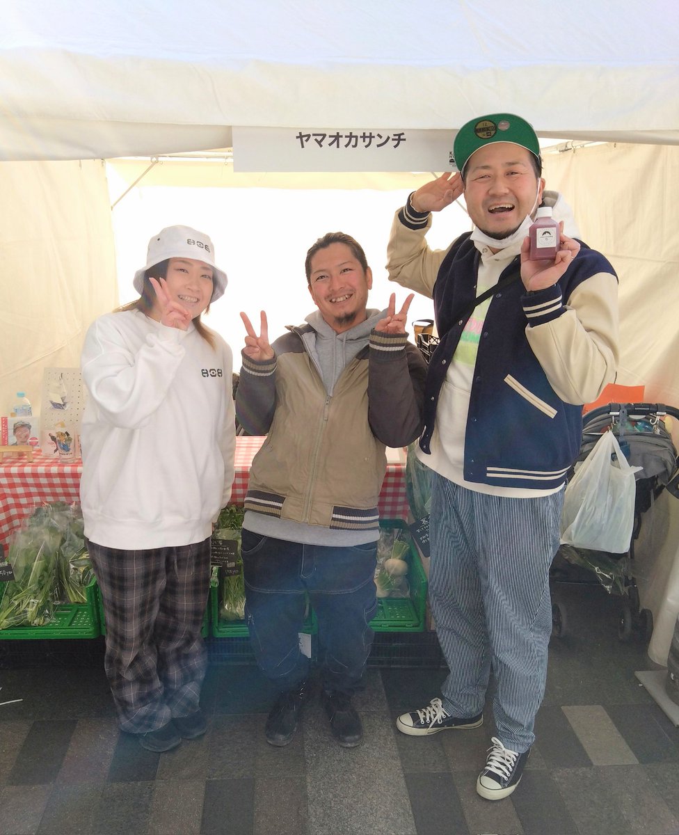 blueriver_aoki's tweet photo. 今日と明日【嘉麻ヒュッゲ アウトドアシティマーケット】がJR博多駅前広場で開催されています！

いつも僕たちのライブに来てくれたりラジオに出演してくれたりお世話になっている"嘉麻市オールスターズ"のみなさんに会いに行きましたー！みなさんと写真を撮れず残念😭

みなさんも行ってみてーーー！ https://t.co/0LYjLThIlO
