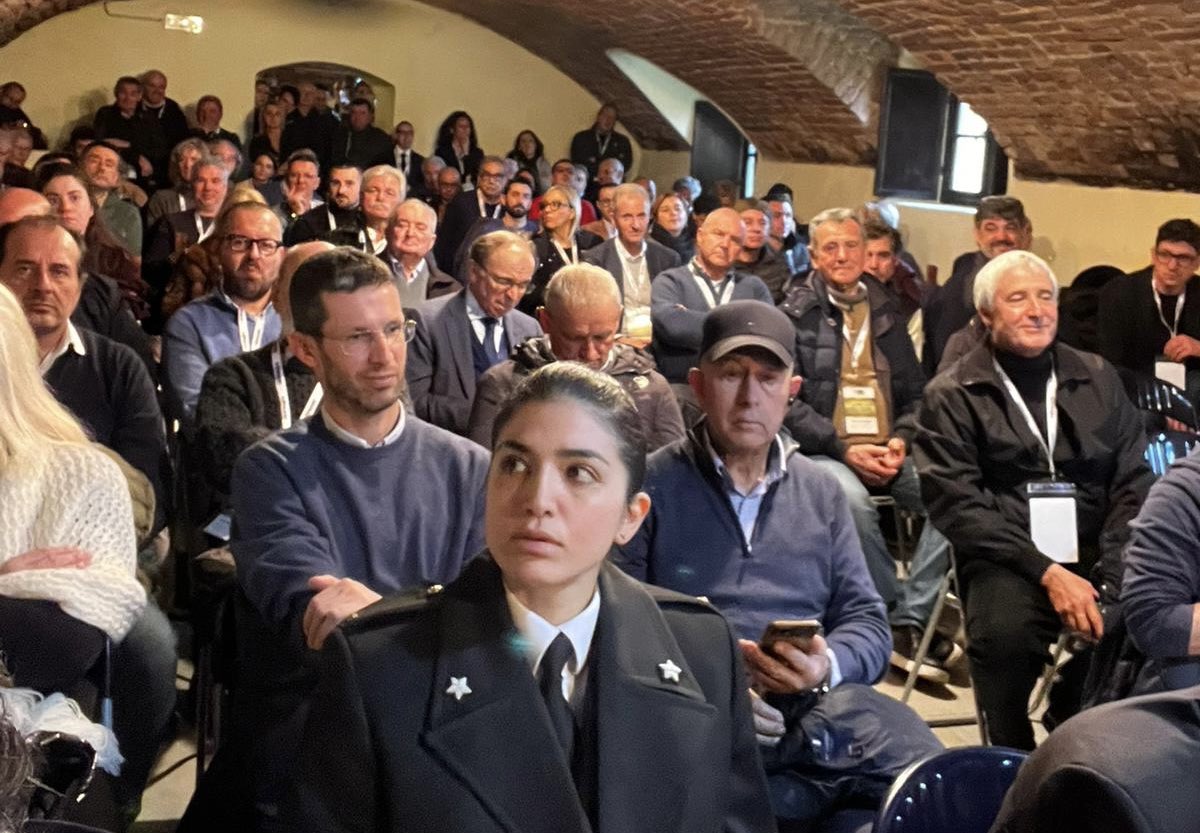 Copagri's tweet photo. #Riso e #seminativi: il punto sulle politiche ambientali e sulla gestione delle coltivazioni in un partecipato convegno della @CopagriLomb, con gli interventi, fra gli altri, del sottosegretario #Masaf #LaPietra, dei vertici @EnteRisi e del presidente reg #Copagri #Cavaliere. https://t.co/LsZBzGOLkk