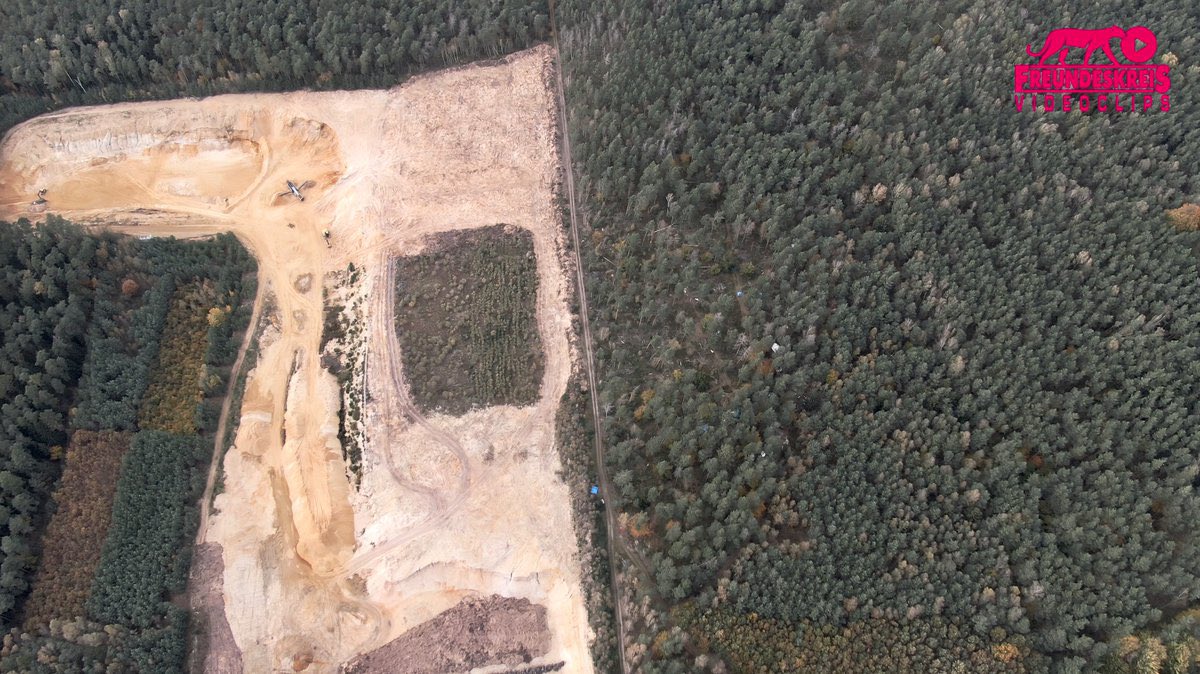 freundeskreisv's tweet photo. Unsre 19 Videos:
#Waldbesetzung Heibo @heibo_bleibt bei Dresden
https://t.co/daM6doMtwv

Schutz von Landschaftsschutzgebiet Laußnitzer Heide und #Waldmoor Großdittmannsdorf vor Kiesabbau durch Kieswerk Ottendorf-Okrilla (KBO) 

September u Oktober 2021
#HeiboBleibt #WaldStattKies https://t.co/4E9DNXN0PF