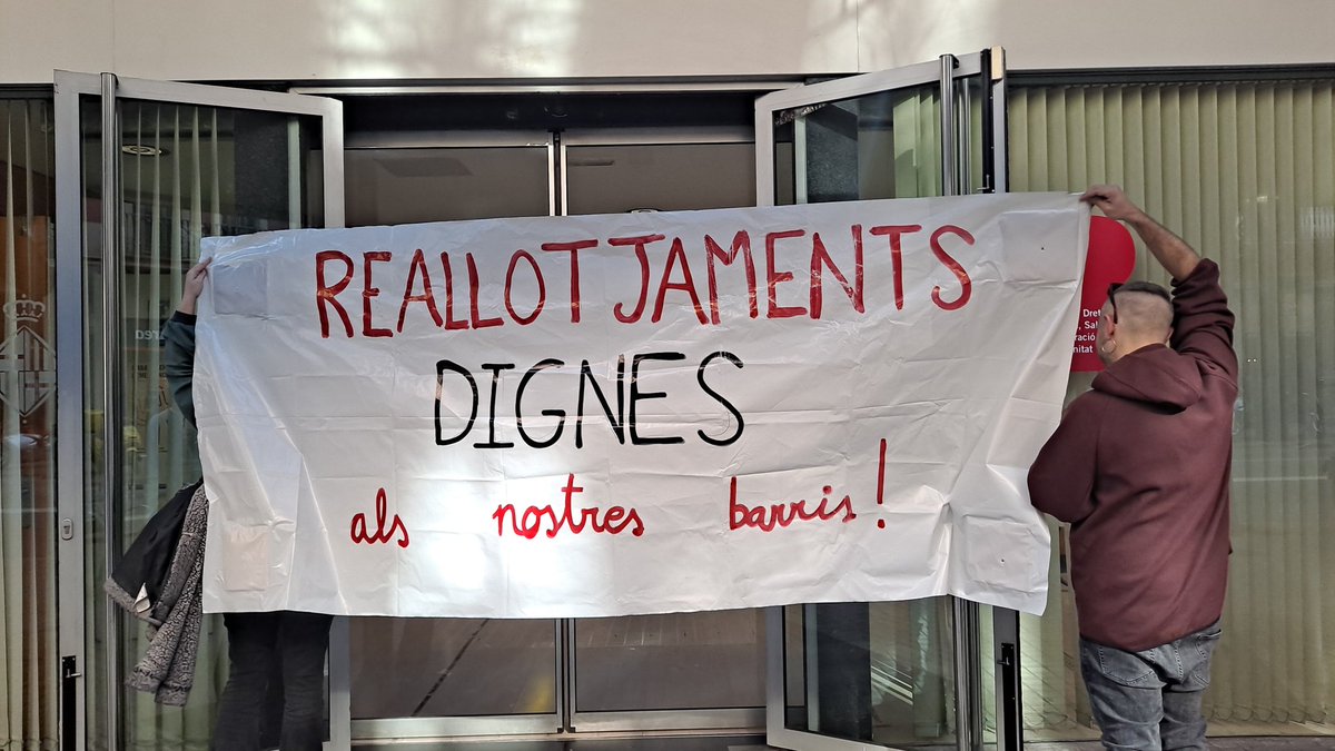 HabitatgeGracia's tweet photo. 🧨 El 8 de febrer, @sindicatdebarri @HabitatgeSants i @habitatge9b denunciàvem la situació en la que es trobaven centenars de famílies que havien estat desnonades i/o no tenien cap alternativa residencial. Sabiem que quan el turisme aborda la ciutat, la situació empitjora👇 https://t.co/186xn8QK94