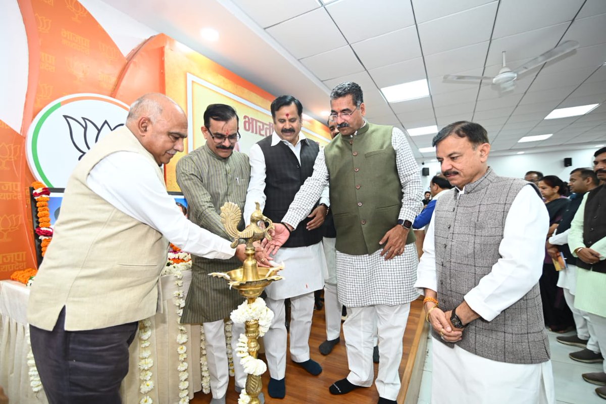 BJP4MP's tweet image. भाजपा प्रदेश अध्यक्ष श्री @vdsharmabjp, प्रदेश लोकसभा चुनाव प्रभारी डॉ. @bjpdrmahendra तथा प्रदेश संगठन महामंत्री श्री @HitanandSharma ने प्रदेश कार्यालय में आयोजित प्रदेश चुनाव प्रबंध समिति की बैठक में आगामी लोकसभा चुनाव संबंधित तैयारियों के संदर्भ में चर्चा की।  

इस दौरान…