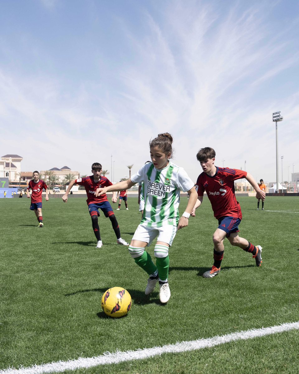 rodeado, Tiago. 💚🎩

#LALIGAFCFUTURES | @RBetisCantera