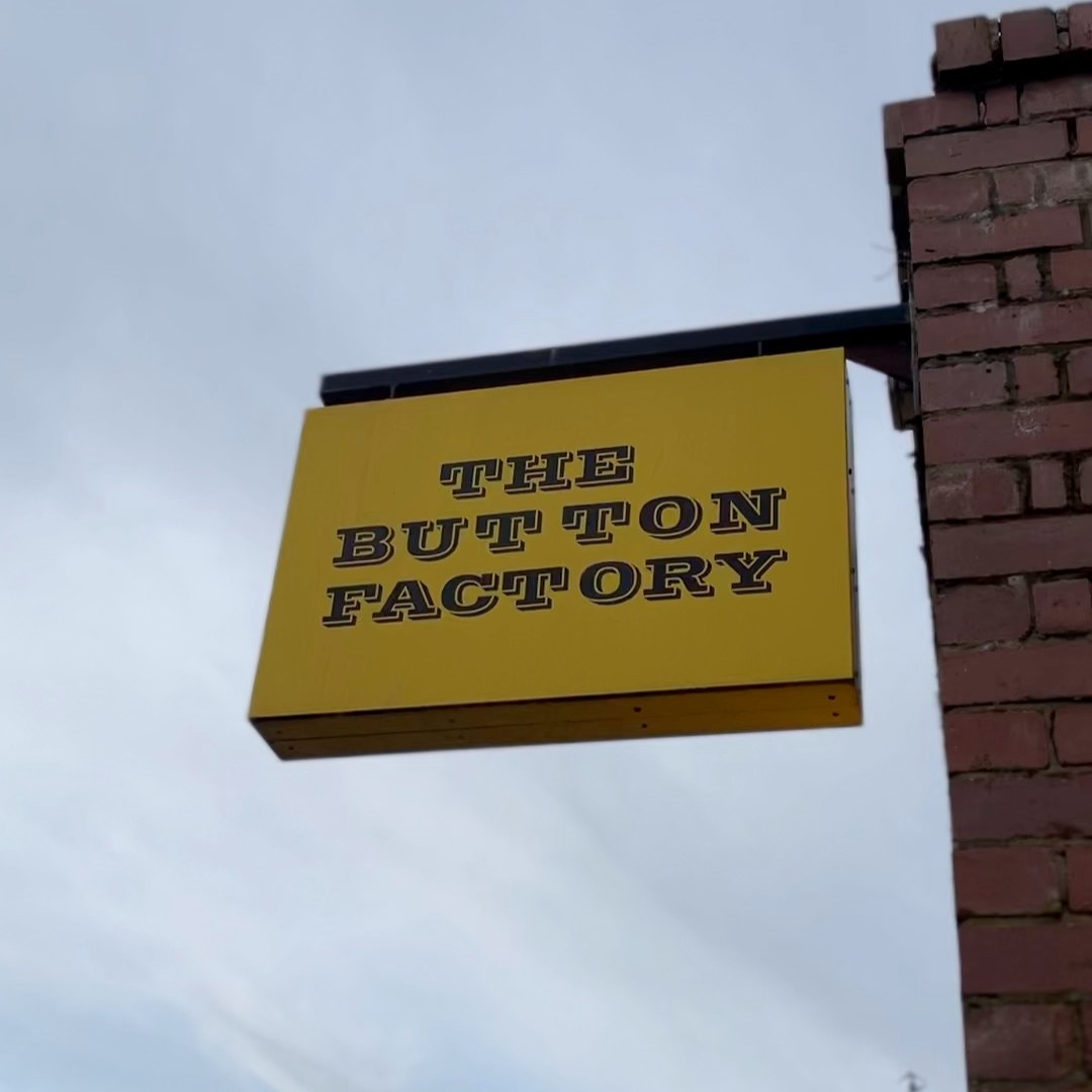 Button_Factory's tweet image. Have you booked in for Mothers Day at The Button Factory yet? 👩‍👦❤️

We serve up the very best Sunday Lunch in the Jewellery Quarter, fit for any Mother.. AND you can go Bottomless!✨

Our bookings are filling up so make sure to grab the final spaces! 🙌
thebuttonfactorybirmingham.co.uk/bookings/