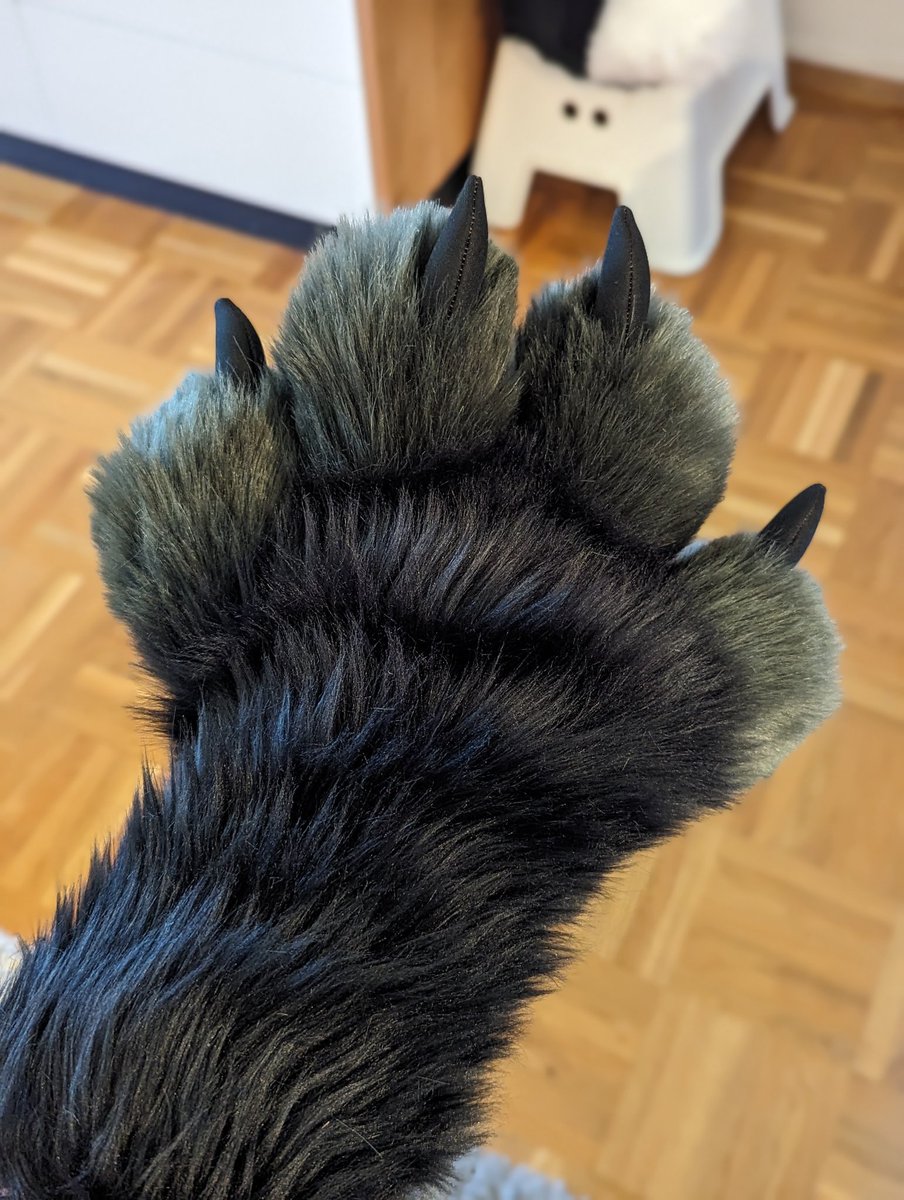 Almost finished with the first Handpaw for my premade Partial 👀 Decided to try 100% handsewing this time, got extra robust thread and tiny blanket stitch all the way. These already came out much cleaner and sturdier than my first ones!