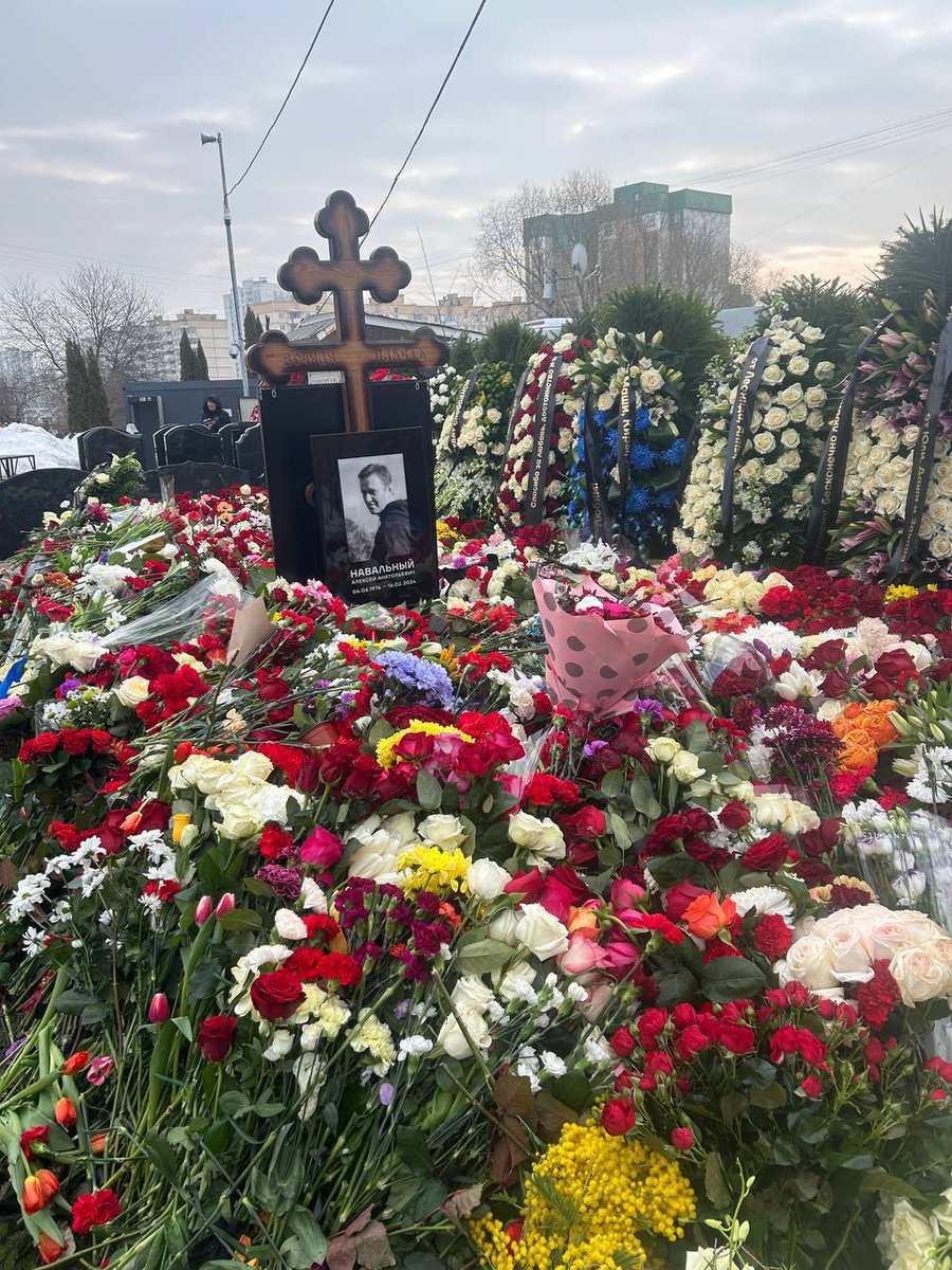 A Embaixadora de 🇵🇹, Madalena Fischer, esteve entre os Embaixadores de países da 🇪🇺 e milhares de cidadãos 🇷🇺 que ontem depositaram flores na campa de Alexey Navalny @navalny , numa derradeira homenagem à memória do político russo.