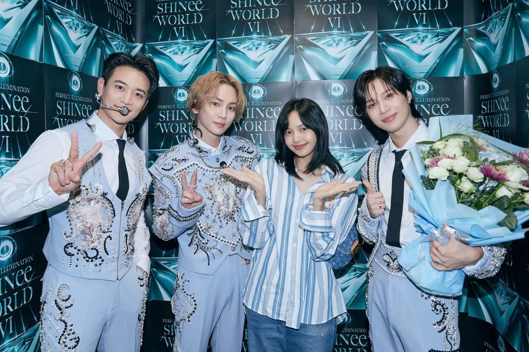 SHINee in your area! We love it when our two biases collide! #LISA says hello to #MINHO, #KEY and #TAEMIN at the SHINee WORLD VI [PERFECT ILLUMINATION] in Singapore. #SHINee #샤이니 #SHINee_WORLD_VI #SINGAPORE #LISA #BLACKPINK