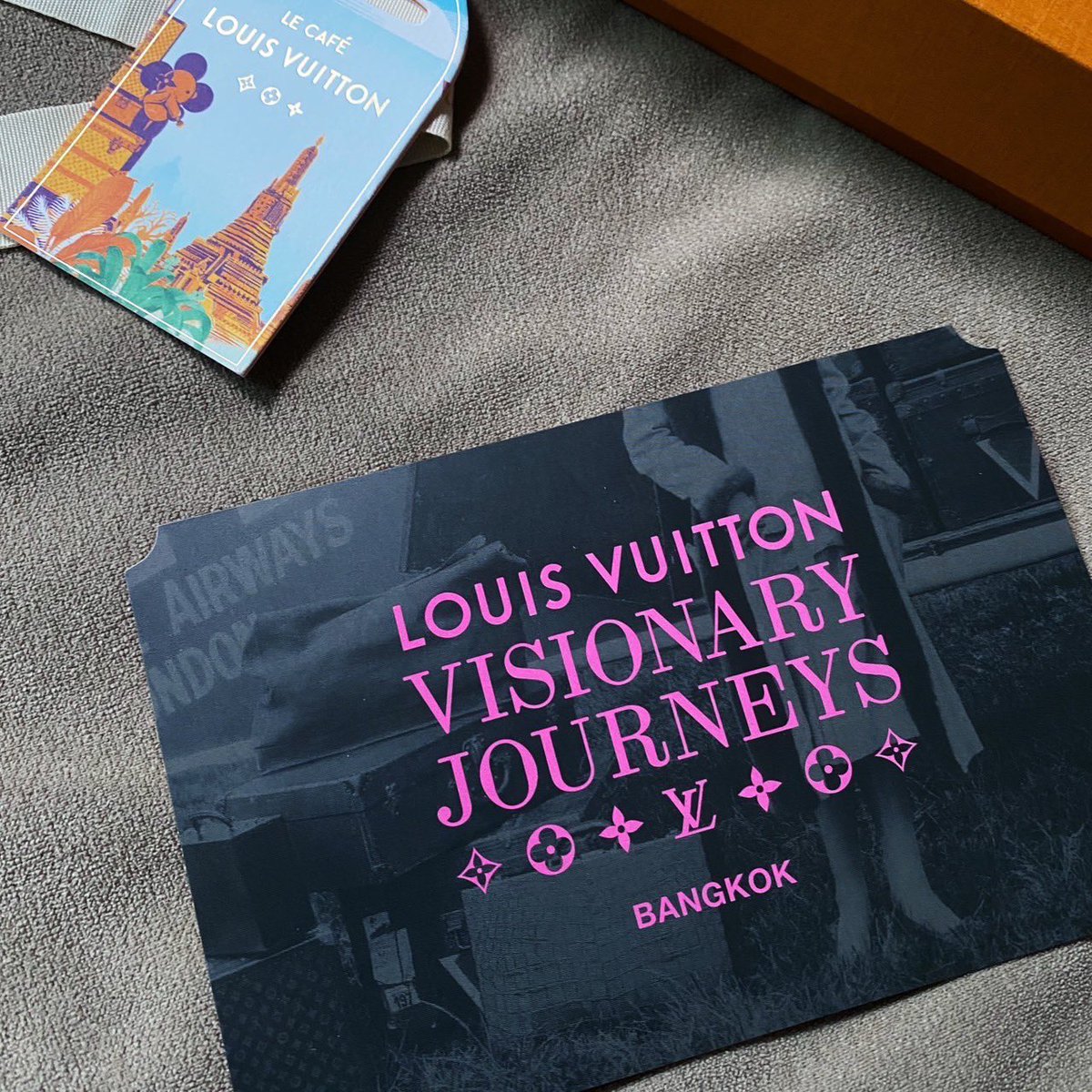 คุกกี้ Louis Vuitton 🍪💫
ไม่ได้จองนั่งคาเฟ่ก็ซื้อกลับบ้านได้!
สวยแบบไม่กล้ากิน ฮืออออ เค้าทำเป็นรูปน้องวิเวียนคิ้วท์ๆ ความลัคชูมีกล่องส้ม มีโบว์ มีถุงกระดาษใบใหญ่ให้ฟีลเหมือนไปถอยกระเป๋าออกจากช็อป ราคา 1,700 บาทนะ
#LVThePlace #LouisVuitton #อร่อยบอกต่อ #รีวิวคาเฟ่ #aroii <a href="/aroii/">@aroii บอกต่อ</a>